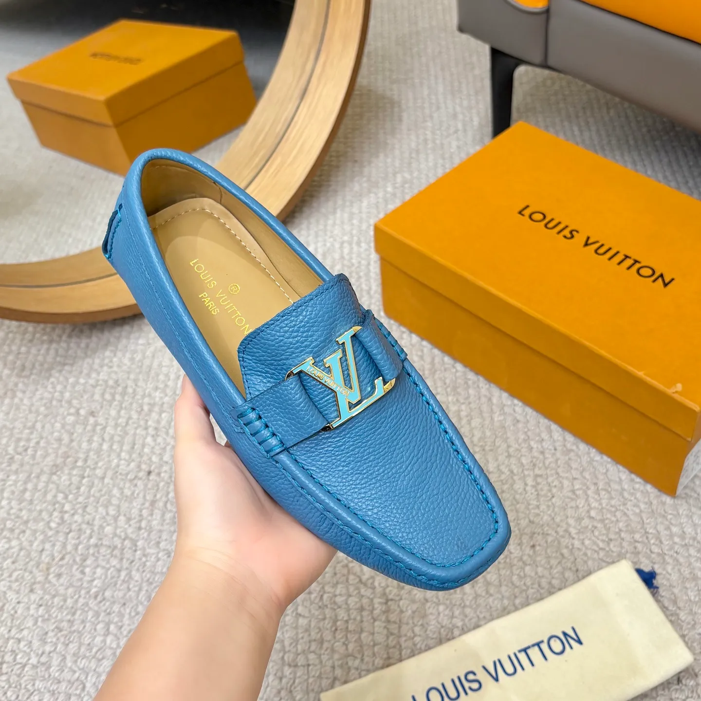 Men's men's shoes 💰420 (Yangli) LV 2⃣️0⃣️2⃣️5️⃣Spring and summer counter GLORIA series models ✈️Original factory special leather production, original last type. A classic driving slip-on casual shoe that shows an elegant style with exquisite craftsmanship details such as Monogram embossing all over the upper🌀Italian imported calfskin fabric Sheepskin foot pads➕Inside～Private mold replica sole Unique style Comfortable driving slip-on Size: 4-12 (38-46) Comes with [Counter packaging: original box, wrapping paper, card, instruction manual, shoehorn, cloth bag] No pressure to enter and leave the counter!